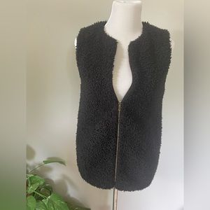 B Aritzia Wilfred faux sherpa fleece black and gold vest